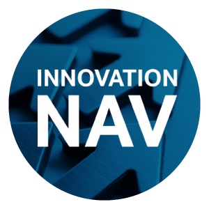 Inscription des mots "Innovation Nav" sur une icône en forme de cercle posée sur un fond bleu tacheté.