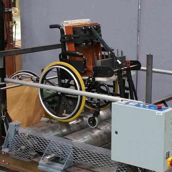 Un fauteuil roulant est arrimé à un dispositif d’essai dans un laboratoire.