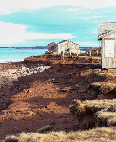 Chalets dégradés par les intempéries le long de la côte de l’Île-du-Prince-Édouard qui a été fortement érodée par l’ouragan Fiona.