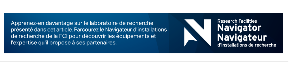 Une bannière bleue avec le logo blanc du Navigateur d'installations de recherche sur la droite et un texte blanc sur la gauche promouvant l'inclusion de l'initiative de recherche de cette histoire dans le site web du Navigateur.