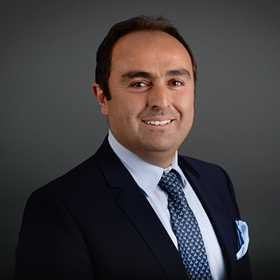 Le vice-président des programmes et de la planification de la FCI pose pour la photo.