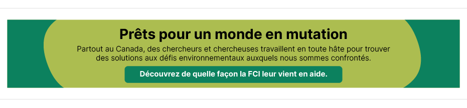 Bannière verte promouvant la campagne "Prêts pour un monde en mutation" de la FCI.