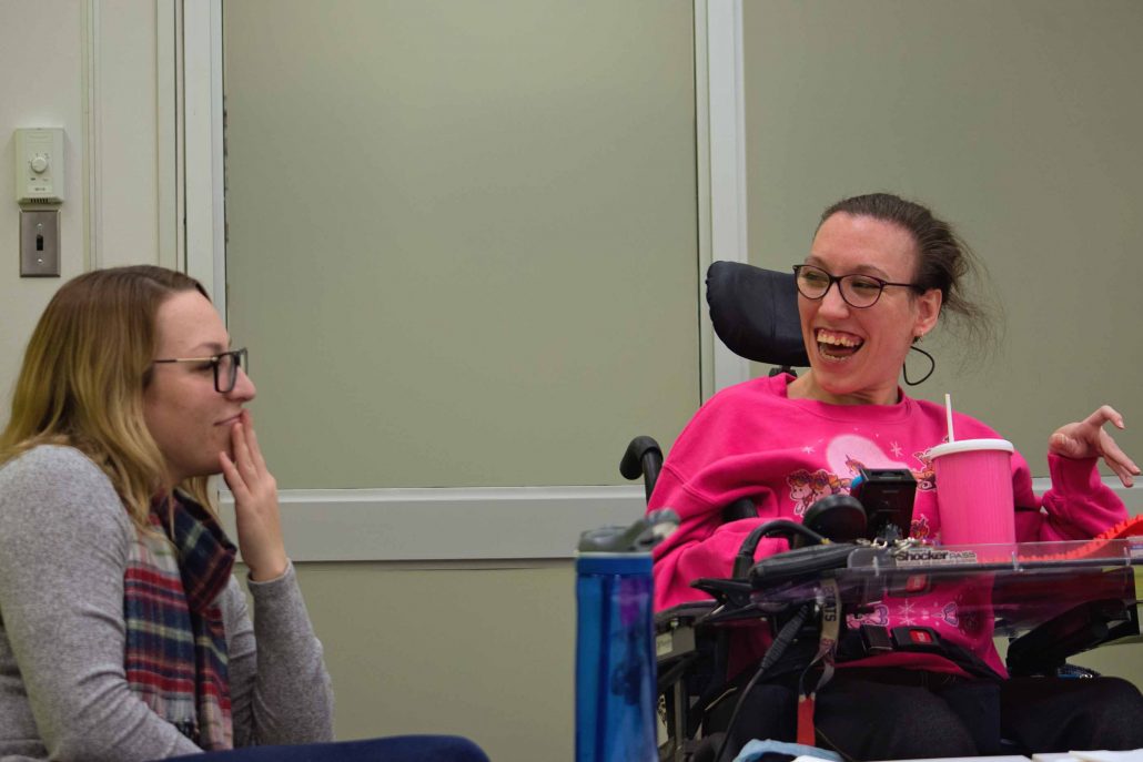 Deux femmes souriantes en pleine conversation