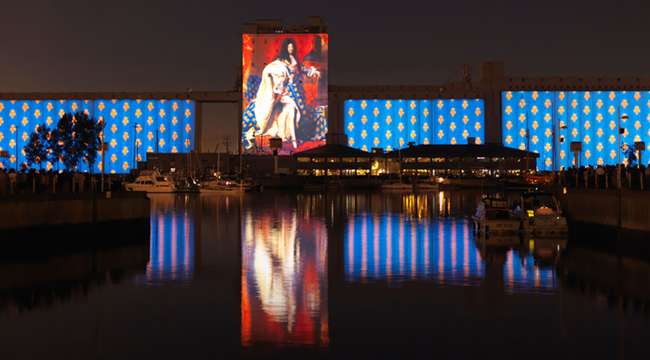 Vue d'une projection du roi Louis XIV depuis le port de Québec.