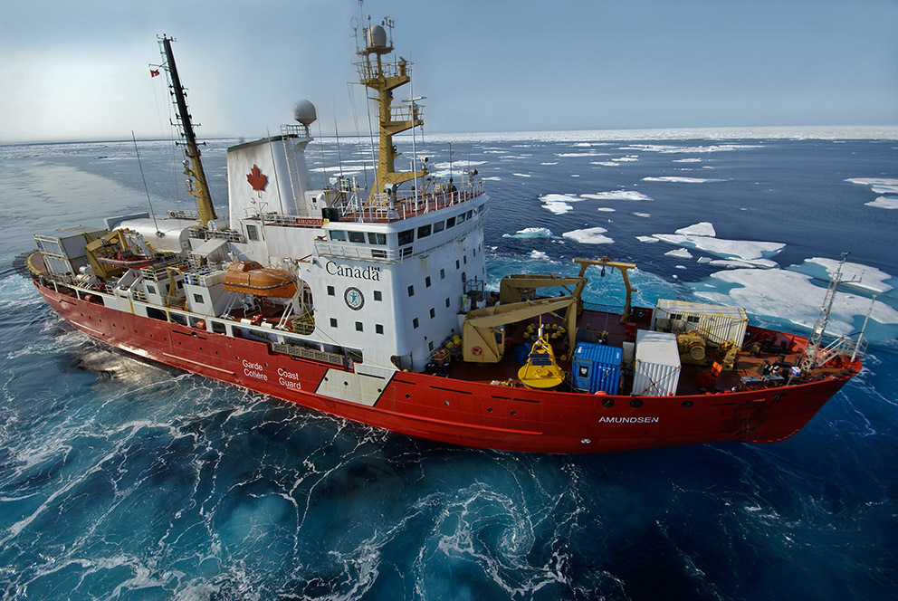 Une vue angulaire de haut en bas du NGCC Amundsen.