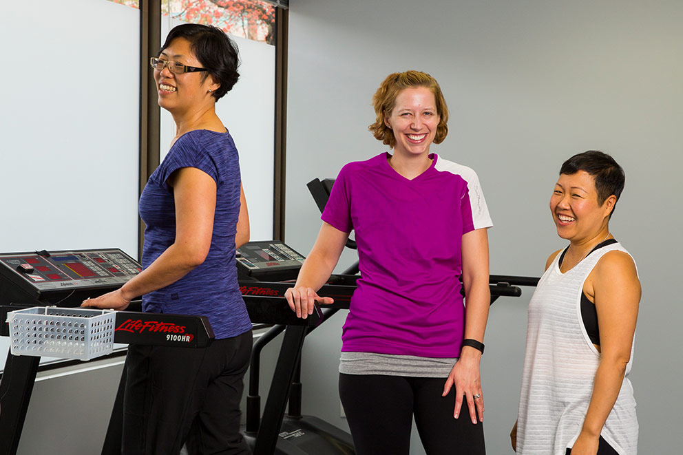 Un groupe de femmes faisant de l'exercice dans un gymnase.