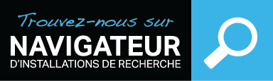 Texte bleu et blanc sur un fond noir couplé à une icône de loupe sur un carré bleu.