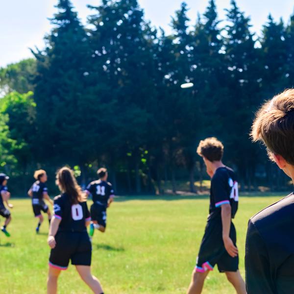 Des jeunes gens sur un terrain de soccer par une journée ensoleillée.