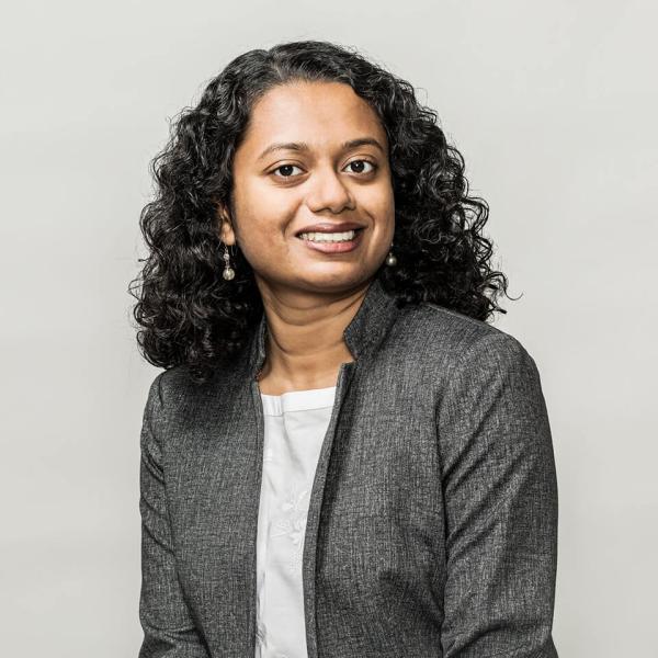 Pirathayini Srikantha, chercheuse à l’Université York, prend la pose pour une photo.