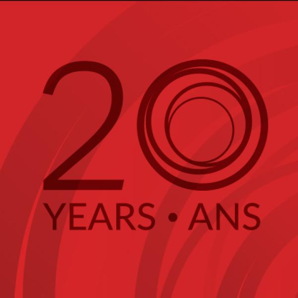 Bannière promotionnelle du 20e anniversaire de la FCI dont le texte est blanc sur fond rouge.