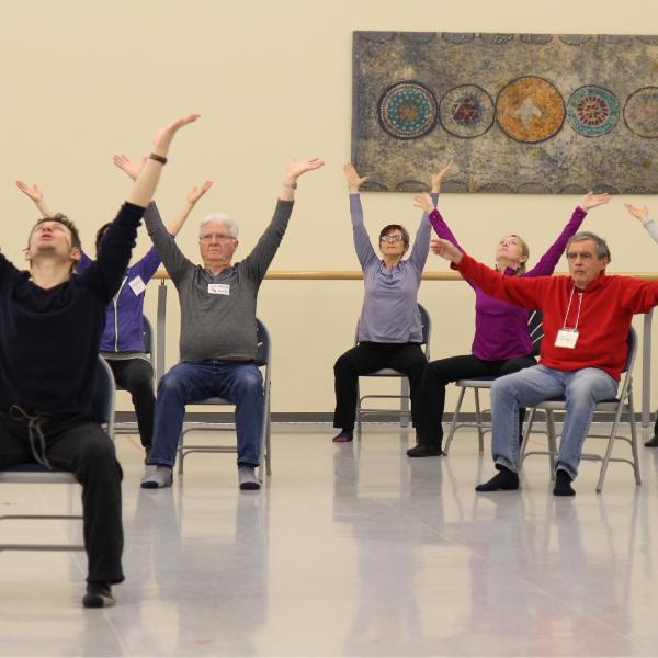 Rachel Barre donnant un cours de danse à des patients atteints de la maladie de Parkinson.