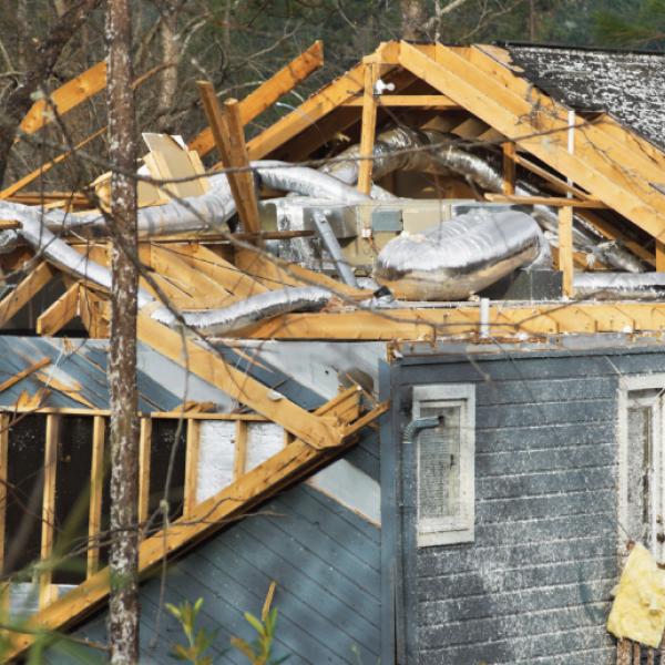 Une maison démolie par un ouragan.