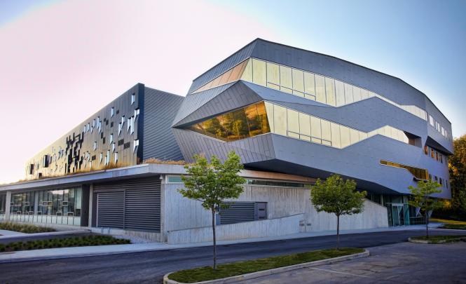 Un bâtiment à l'architecture élaborée vu du niveau de la rue.