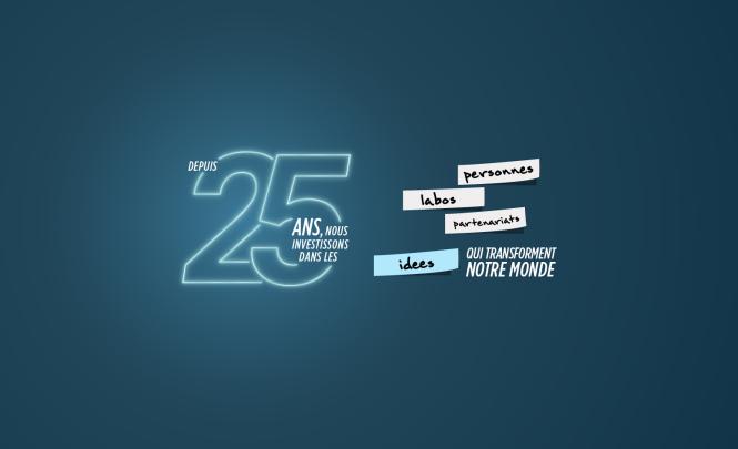 Bannière comportant le chiffre 25 dans un aspect néon bleu clair et du texte blanc, ainsi que quatre notes style post-it qui complètent le texte, le tout sur un fond bleu foncé.