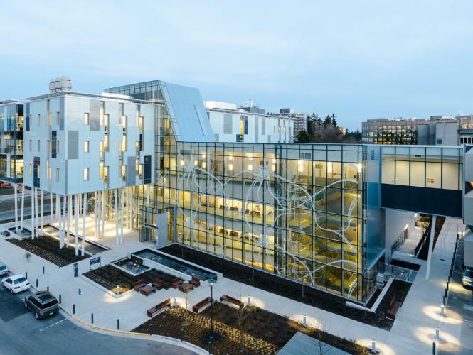 Un bâtiment de verre à l'architecture élaborée vu de haut
