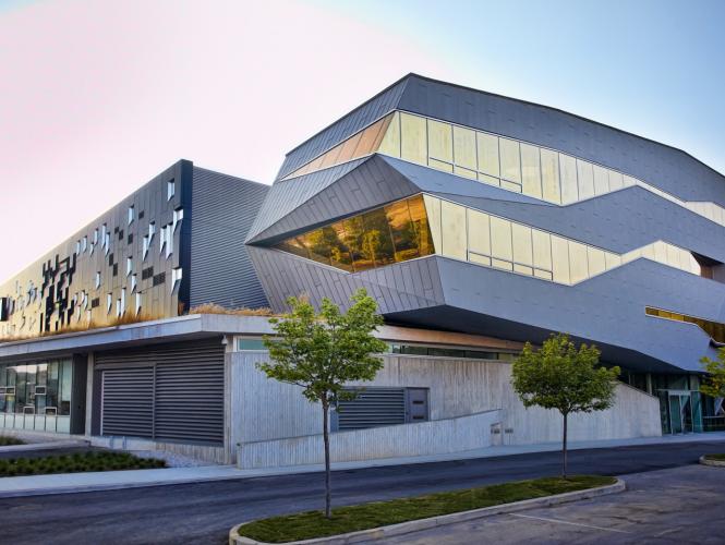 Un bâtiment à l'architecture élaborée vu du niveau de la rue.
