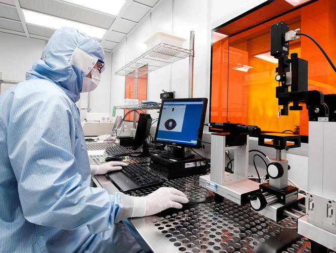 Une personne utilisant un logiciel informatique pour faire fonctionner une machine.