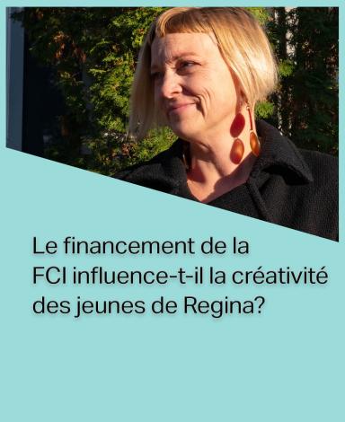 Une carte-image représentant la docteure Charity Marsh à l'intérieur d'un rectangle sarcelle sur lequel est superposée la question "Comment le financement de la FCI influence-t-il les pratiques créatives des jeunes de Regina ?" en texte noir.