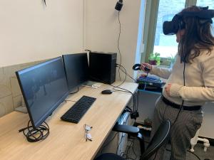 Une personne tenant une manette et portant des lunettes de réalité virtuelle lors d’une démonstration d’un logiciel de simulation d’un concentrateur minier. 