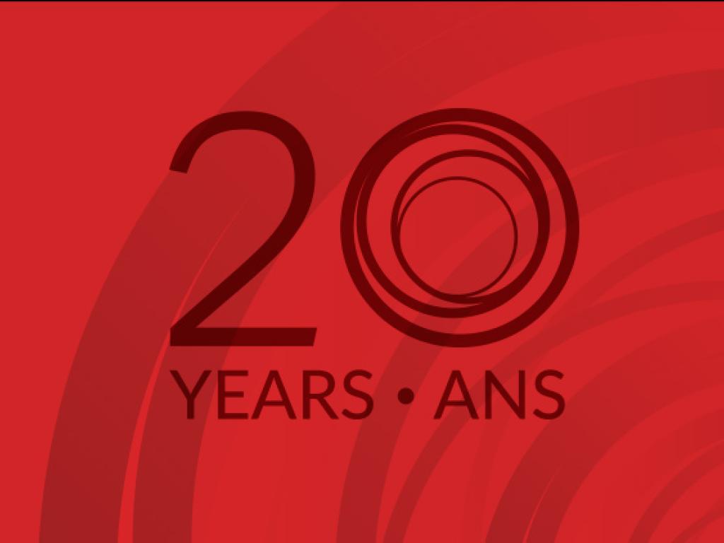 Bannière promotionnelle du 20e anniversaire de la FCI dont le texte est blanc sur fond rouge.