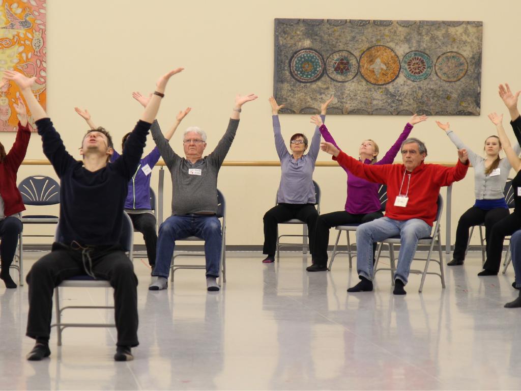Rachel Barre donnant un cours de danse à des patients atteints de la maladie de Parkinson.
