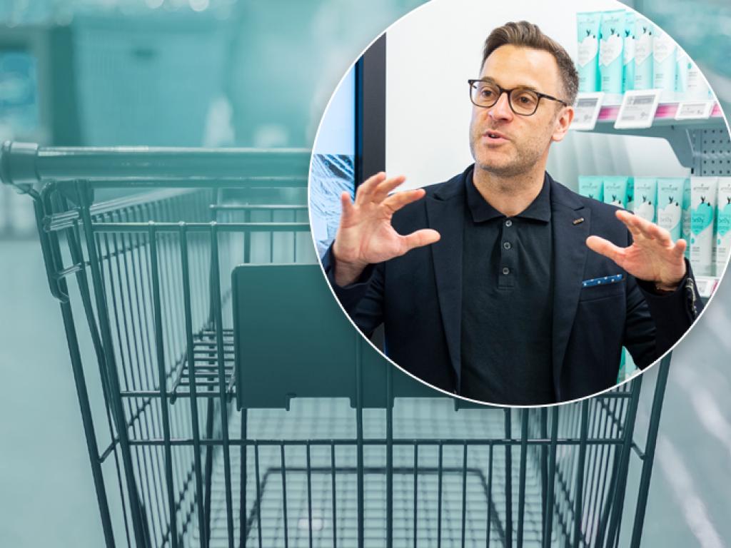 Image de Fabien Durif dans le GreenUXlab superposée à une image floue d'une allée de supermarché avec un caddie net au premier plan