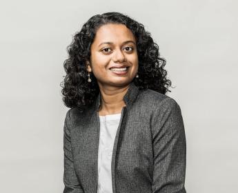 Pirathayini Srikantha, chercheuse à l’Université York, prend la pose pour une photo.