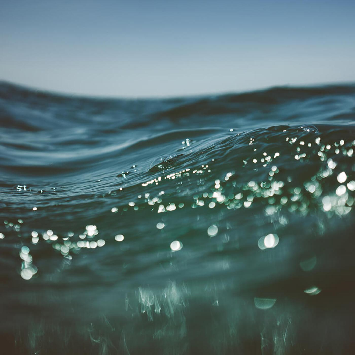 Vue latérale d'une surface d'eau.