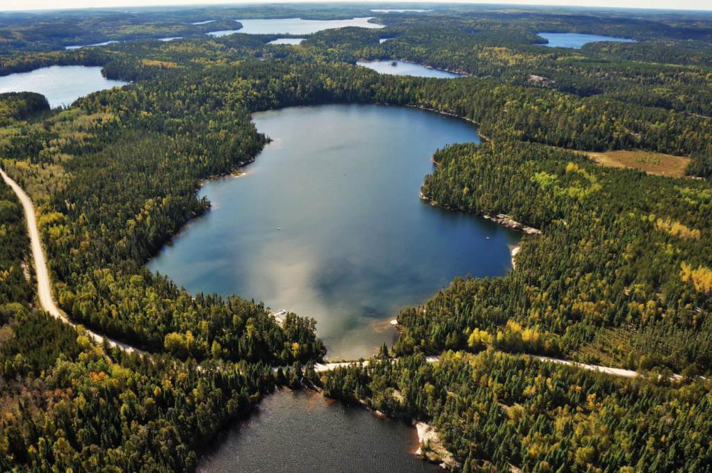 Vue aérienne d’au moins six lacs entourés de forêt.