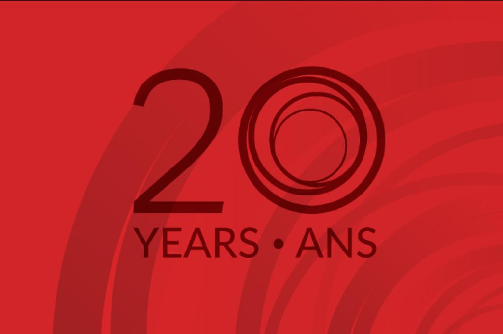 Bannière promotionnelle du 20e anniversaire de la FCI dont le texte est blanc sur fond rouge.