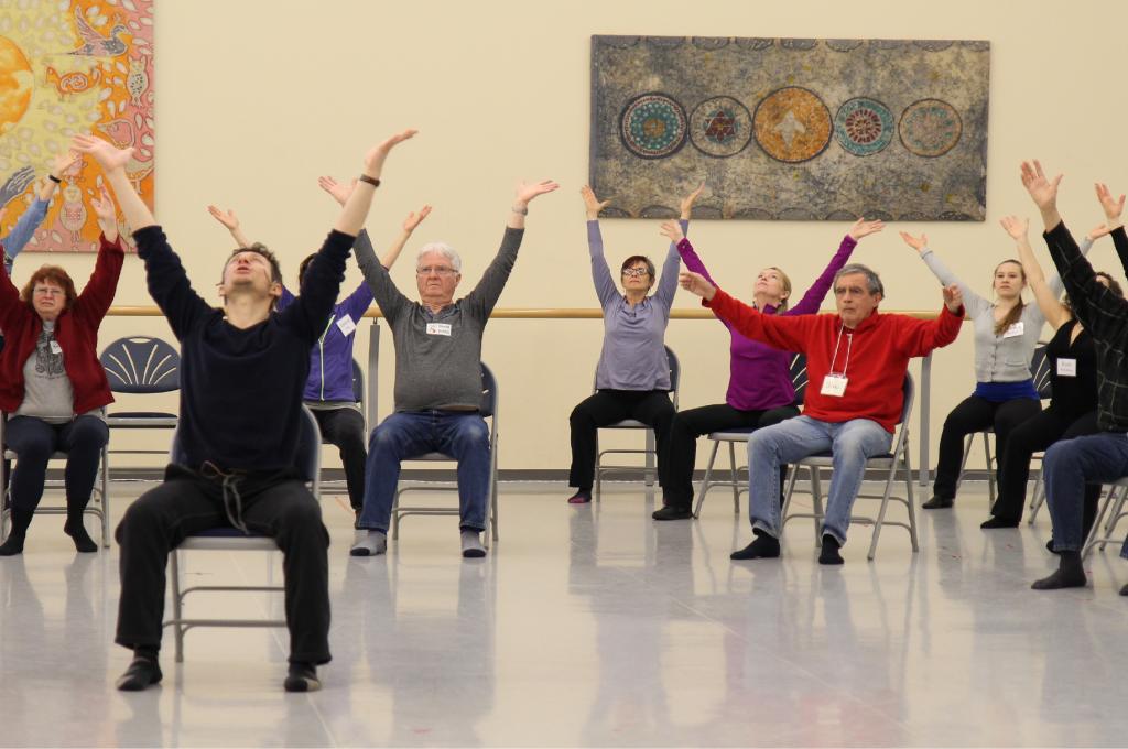 Rachel Barre donnant un cours de danse à des patients atteints de la maladie de Parkinson.