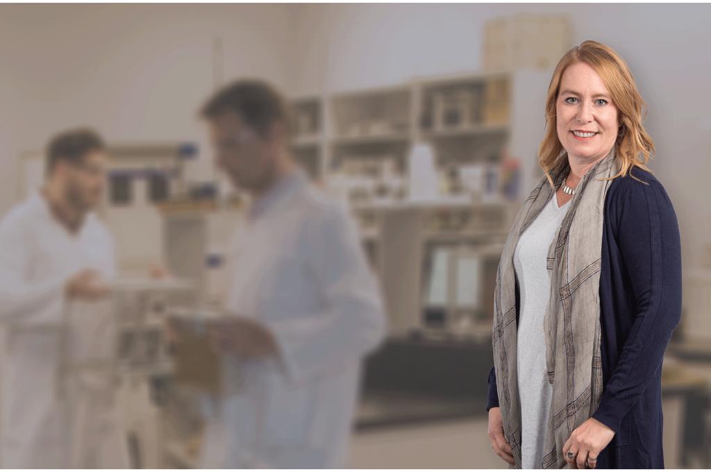 Une personne faisant de la recherche pose pour la photo.