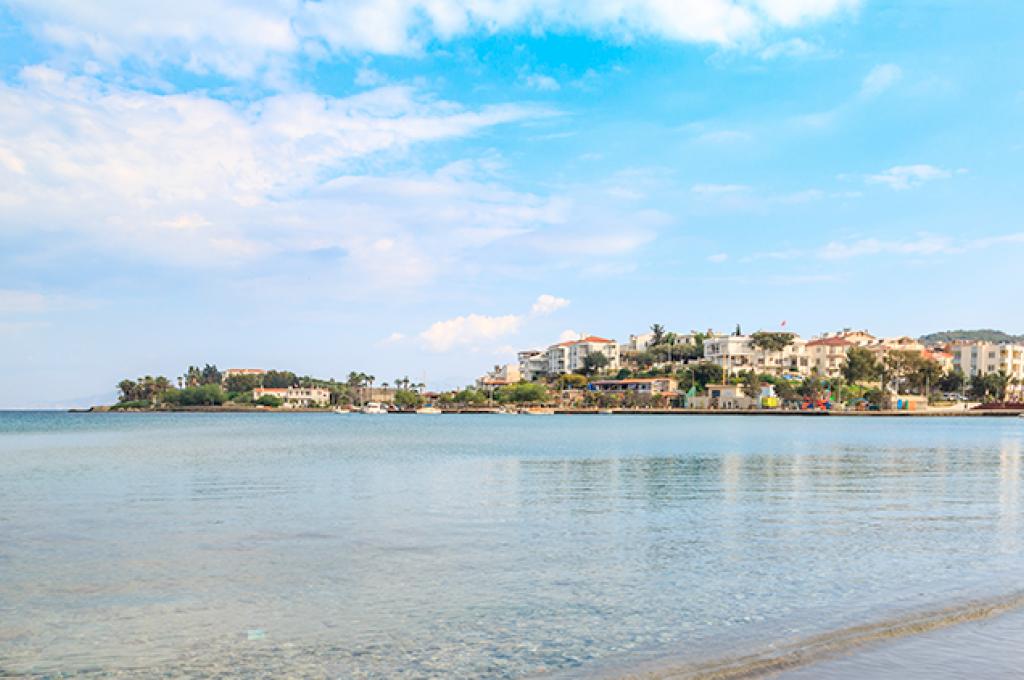 Des maisons sur la péninsule de Datça, en Turquie, entourées d’une eau bleue cristalline et d’une plage de sable