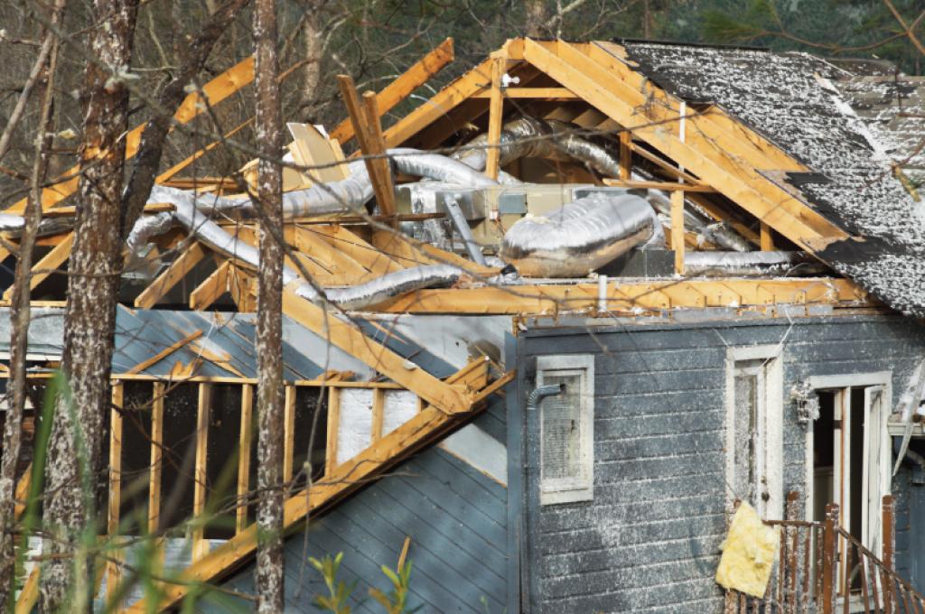 Une maison démolie par un ouragan.