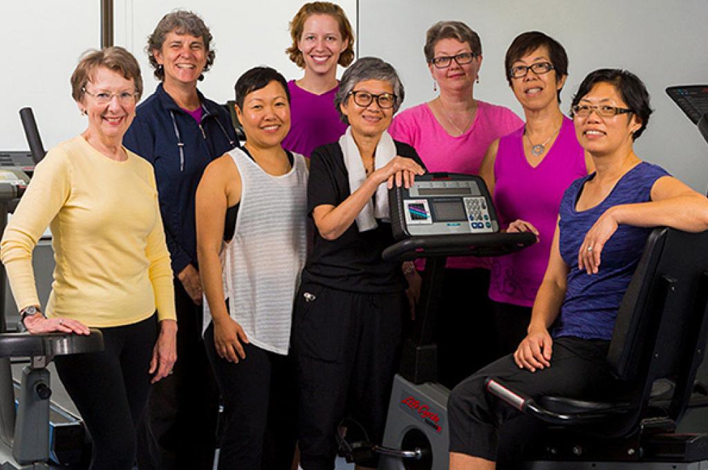 Un groupe de femmes posant pour la photo.