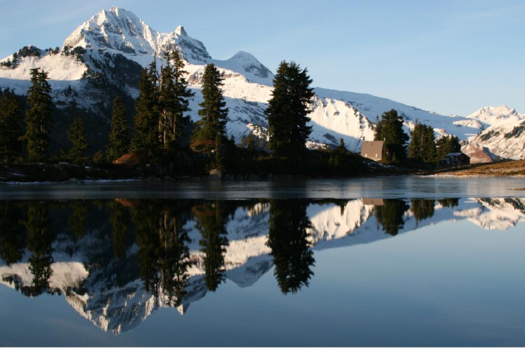 Montagnes enneigées avec un lac à l’avant-plan