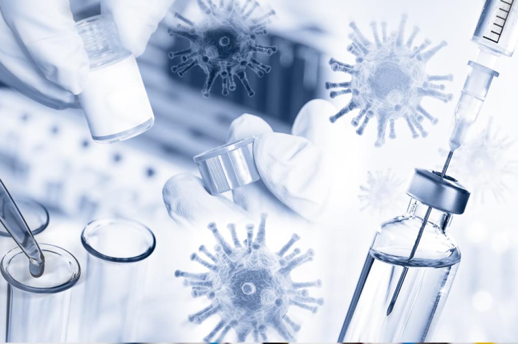 Gros plan sur une fiole de vaccin à côté d'images superposées de particules d'un virus en 3D et de mains gantées effectuant une manipulation en laboratoire.