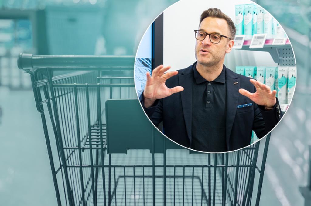 Image de Fabien Durif dans le GreenUXlab superposée à une image floue d'une allée de supermarché avec un caddie net au premier plan